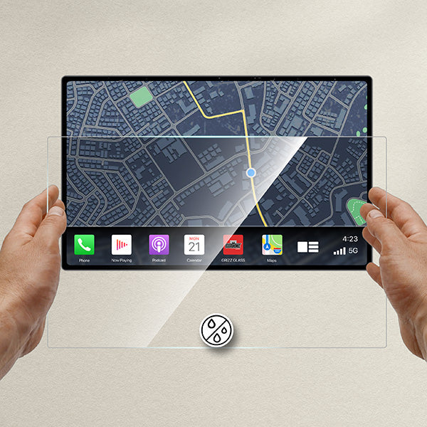 Two hands hold a Kia Sportage 5 Navi with GrizzProtector 2in1 Displayschutzfolie—klar, kratzfest, perfekter Displayschutz.