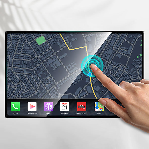A hand uses a tablet map app, protected by GrizzProtector Displayschutzfolie für Nissan Juke 2 9" Navi Folie.